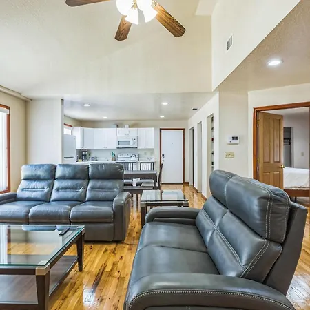 Villa 1107 E Lambright Street